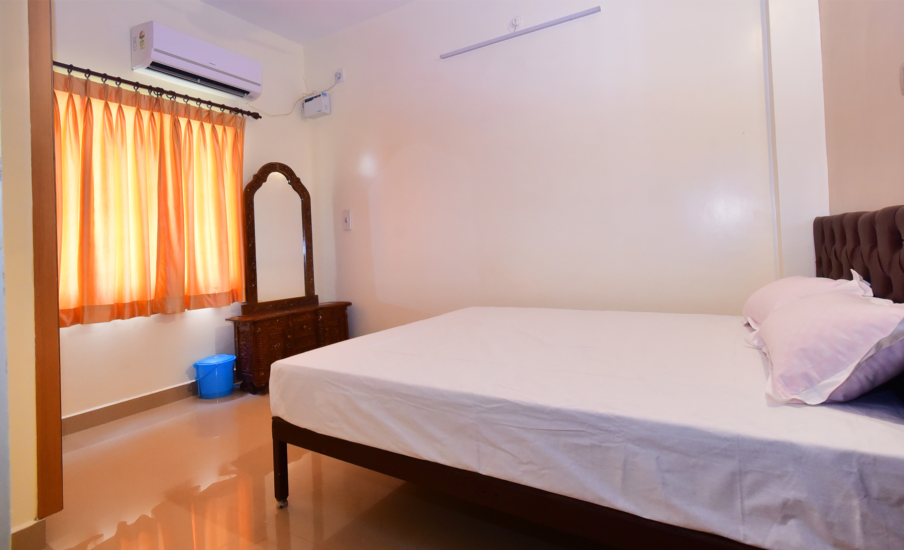 images/rooms/room4.jpg